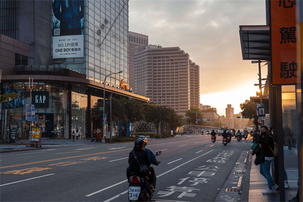 中东停火谈判“破裂”，美联储官员发表鸽派讲话，金价暴涨至两周高位